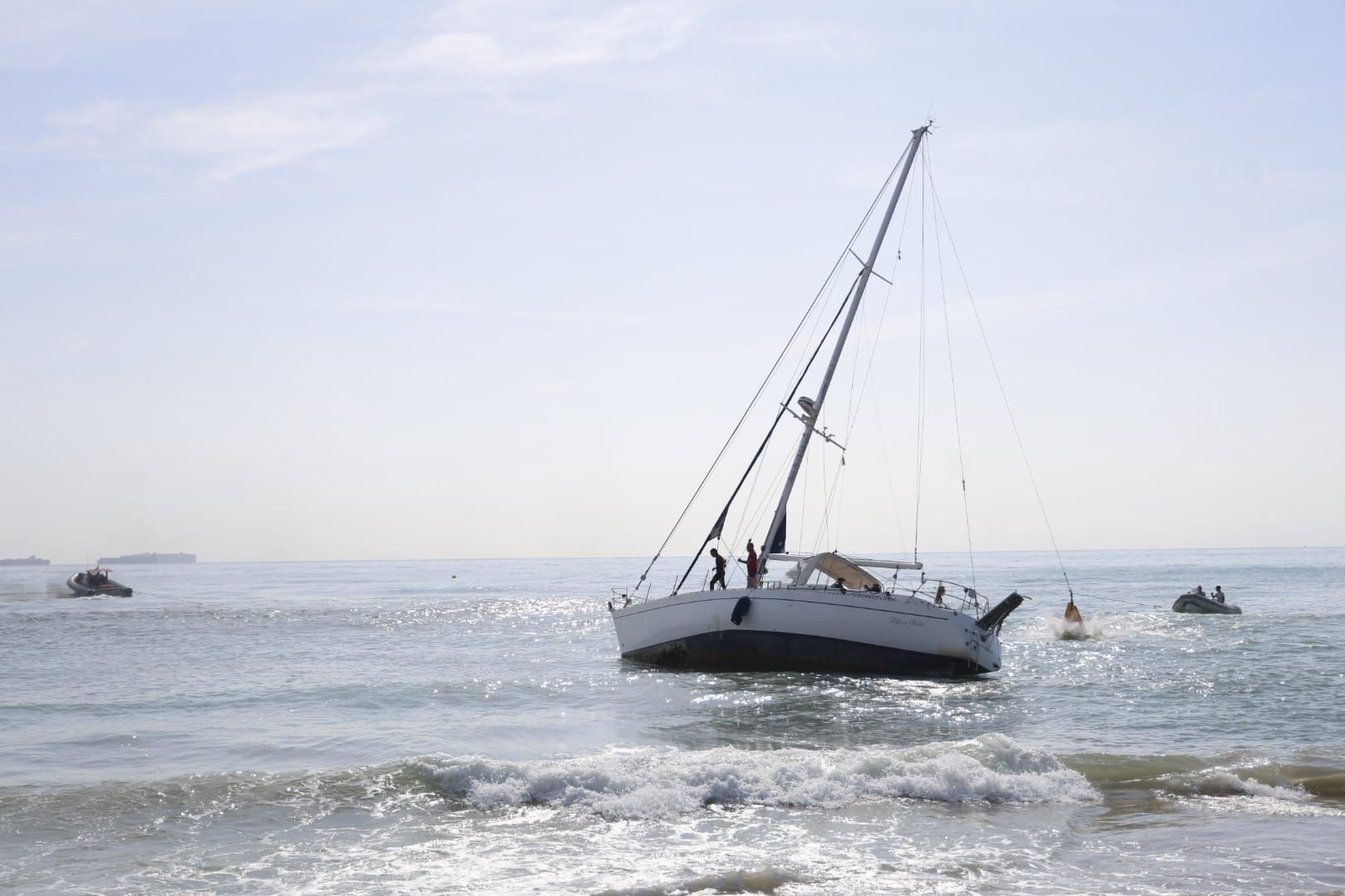 FOTOS | Rescate del velero encallado en El Saler más de diez días después