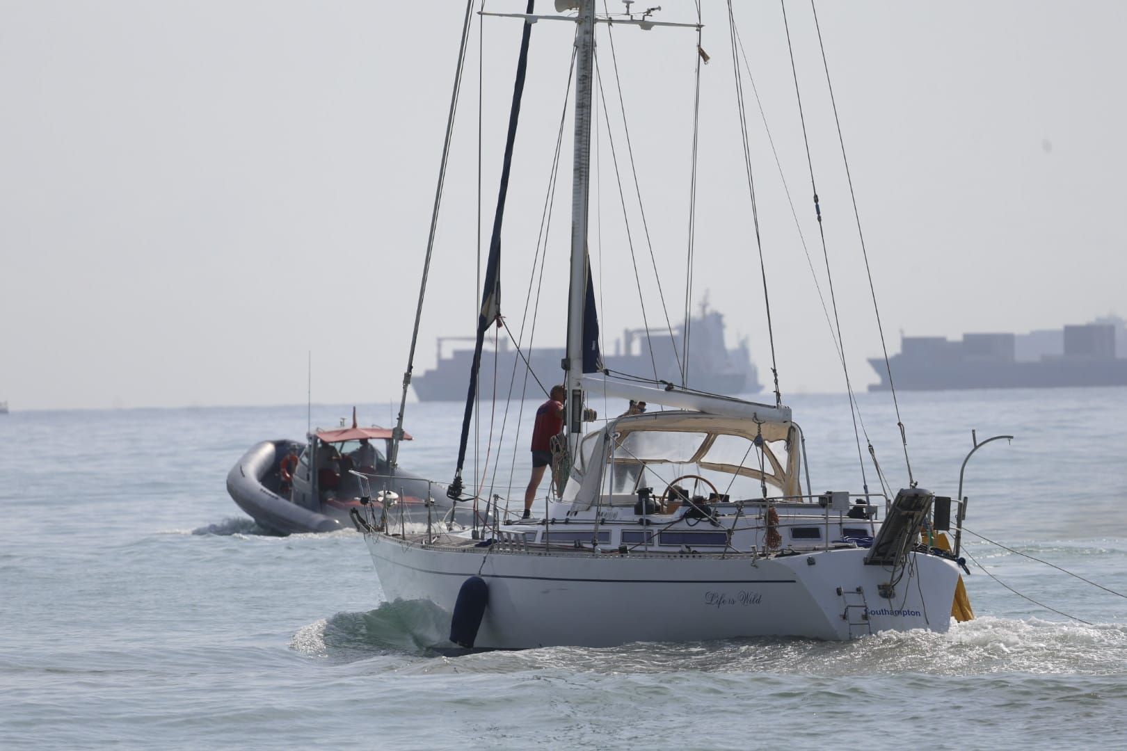 FOTOS | Rescate del velero encallado en El Saler más de diez días después