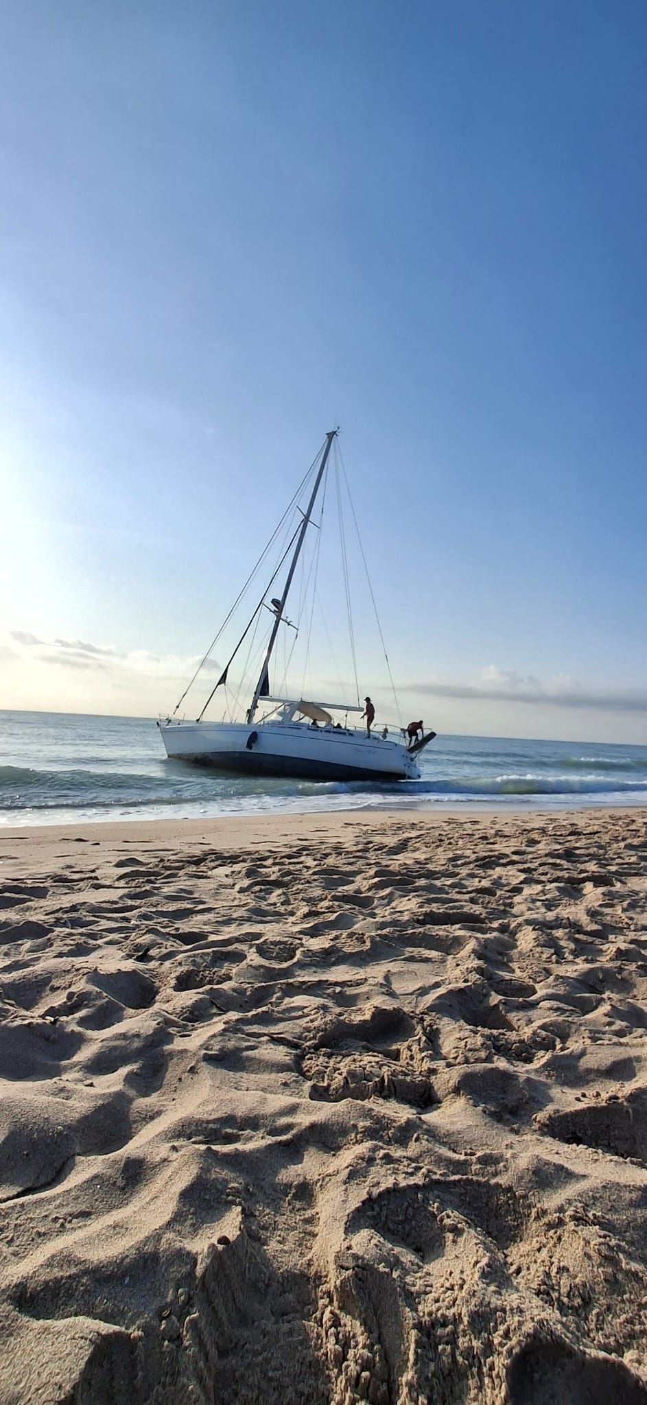 FOTOS | Rescate del velero encallado en El Saler más de diez días después