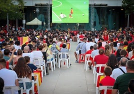 Torrentinos y torrentinas viviendo la final de la Eurocopa masculina 2024.