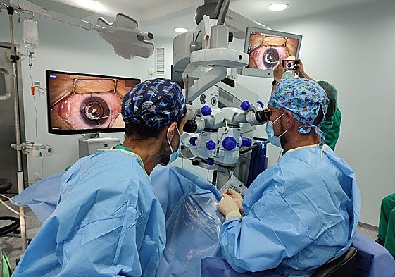 Dos médicos en una operación a un paciente.