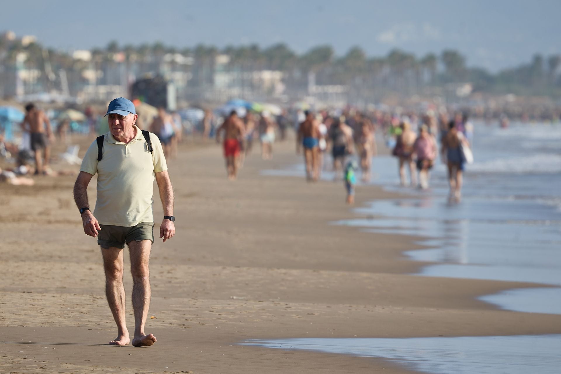 FOTOS | Personas que madrugan para ir a la playa en Valencia