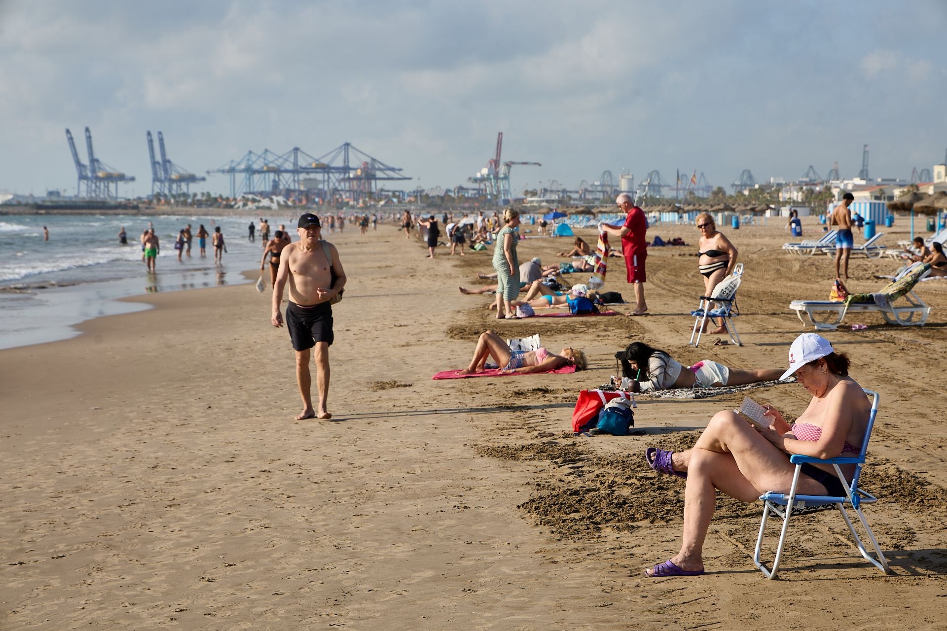 FOTOS | Personas que madrugan para ir a la playa en Valencia