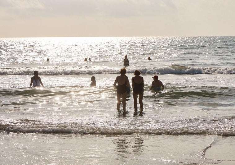 Así están las playas de Valencia este jueves: bandera roja en el Perellonet, Malvarrosa, Cabañal, Pinedo y Arbre del Gos