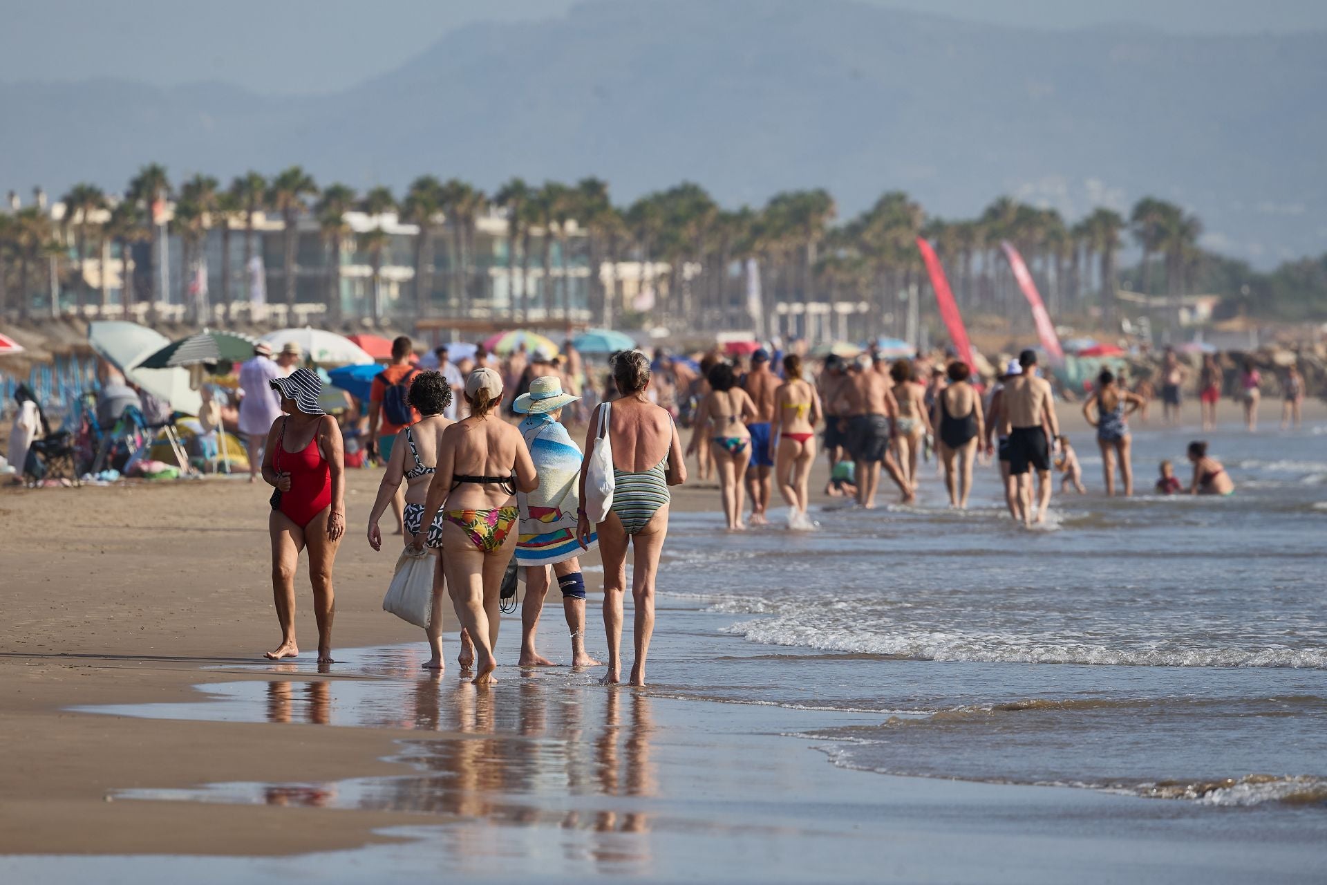 FOTOS | Personas que madrugan para ir a la playa en Valencia