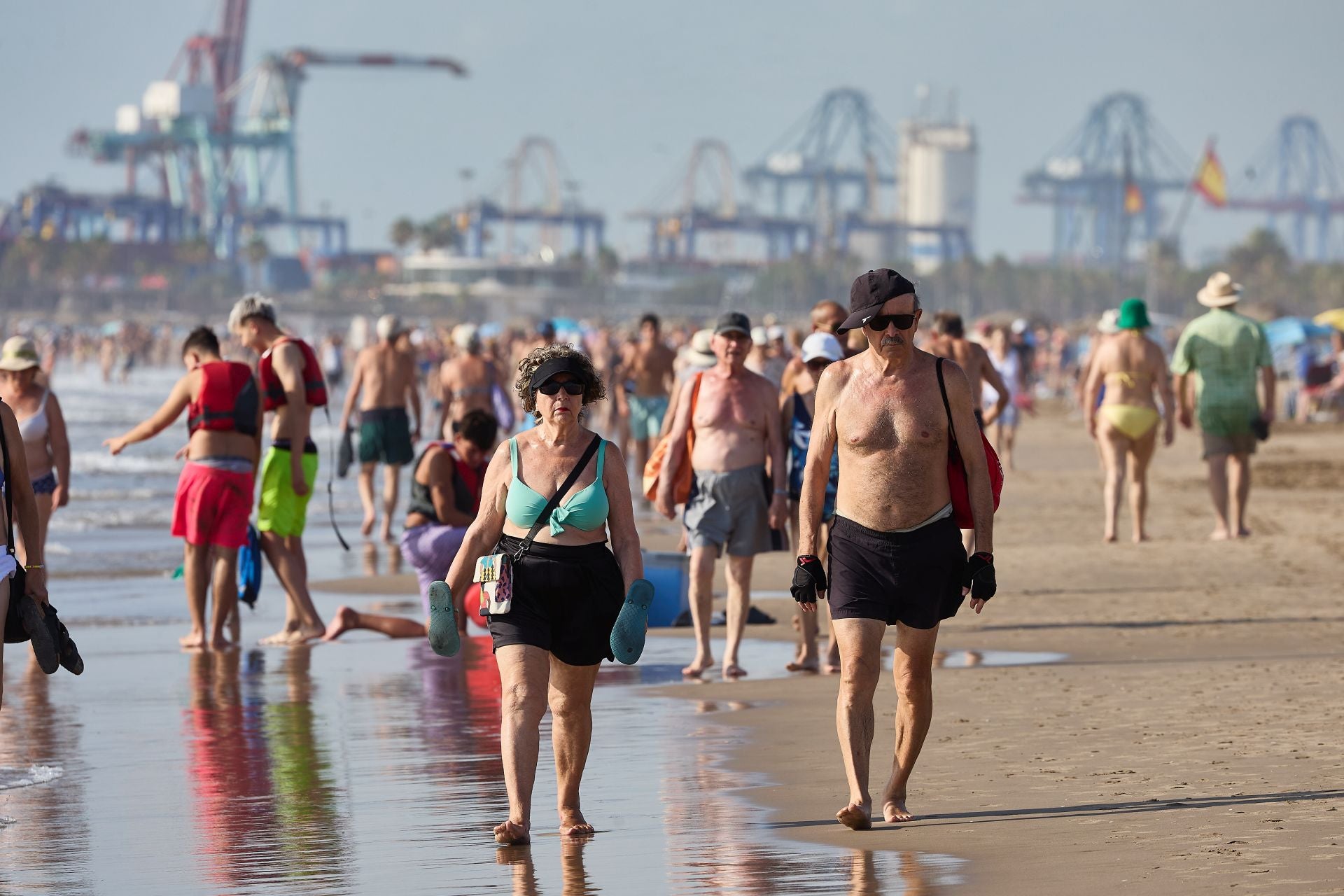 FOTOS | Personas que madrugan para ir a la playa en Valencia
