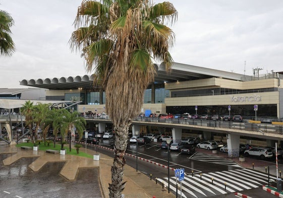 Fachada del aeropuerto de Manises en un imagen de recurso.