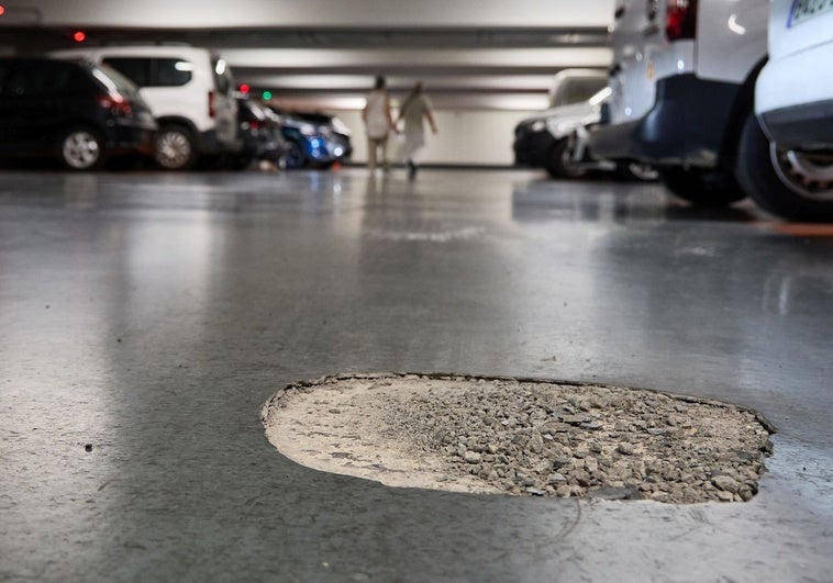 Desconchados en el pavimento, la última chapuza del parking de la plaza de la Reina
