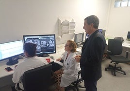 Dos radiólogas muestran al conseller de Sanidad el funcionamiento de la IA en el Arnau.