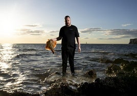 Miquel Gilabert, en el mar, la despensa que le permite nutrir su cocina a la brasa.