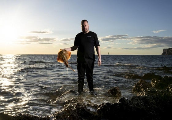 Miquel Gilabert, en el mar, la despensa que le permite nutrir su cocina a la brasa.