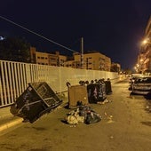 Contenedores volcados en una calle de Bétera.