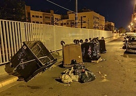 Contenedores volcados en una calle de Bétera.