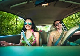 Una pareja en coche, imagen de archivo.