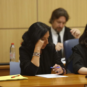La condenada por asesinar a su pareja suministrándole laxantes durante meses, junto a su abogada,