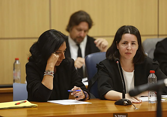 La condenada por asesinar a su pareja suministrándole laxantes durante meses, junto a su abogada,