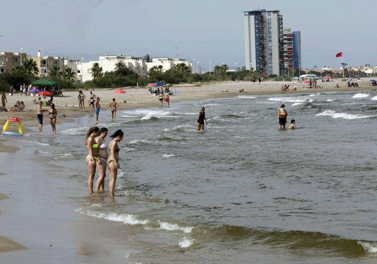 Esta es la playa de Valencia perfecta para pasar el día en compañía, según ChatGPT