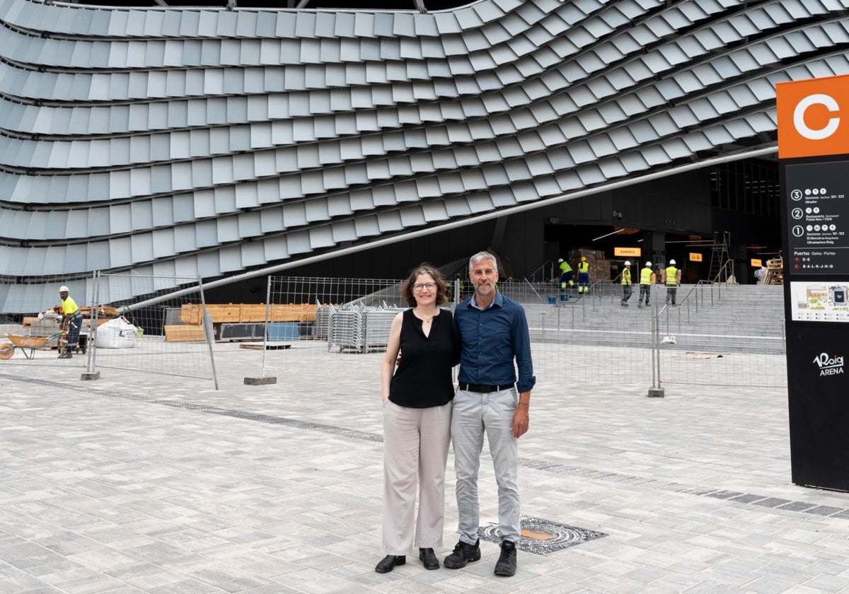 Víctor Sendra y Simone Pilon frente al Roig Arena.