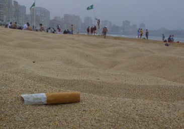 Colilla de tabaco en la arena.