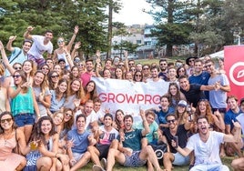 Uno de los anuncios de GrowPro con estudiantes.