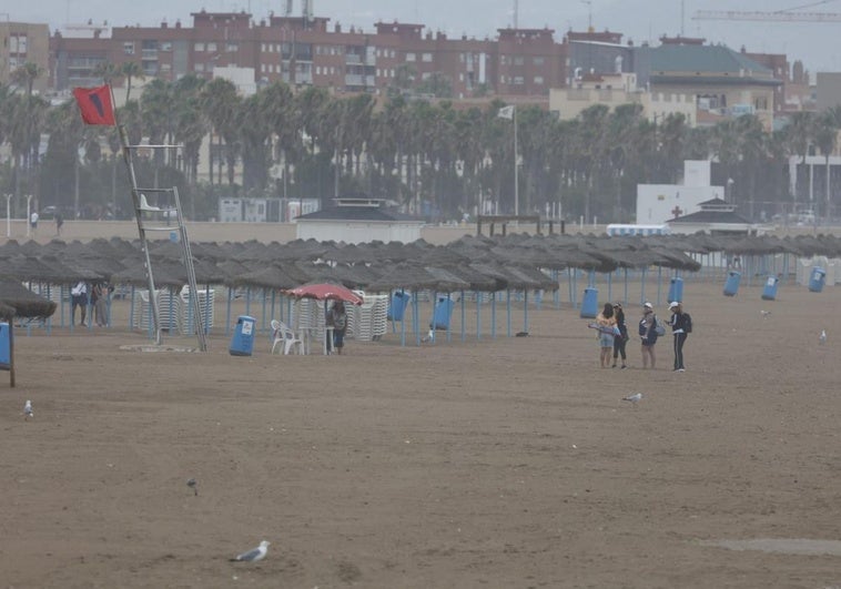 Playa de la Malvarrosa con bandera roja