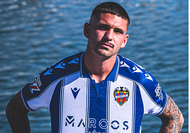 Dela presenta la segunda equipación del Levante para la temporada 2025/2026.