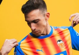 Tárrega luciendo la nueva Senyera.