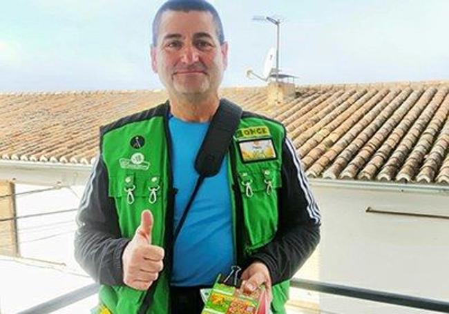 Vendedor de la ONCE, responsable de entregar el premio.