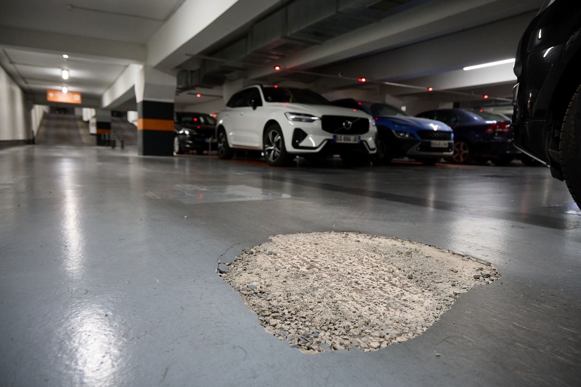 FOTOS | Baches en el parking de la Plaza de la Reina de Valencia