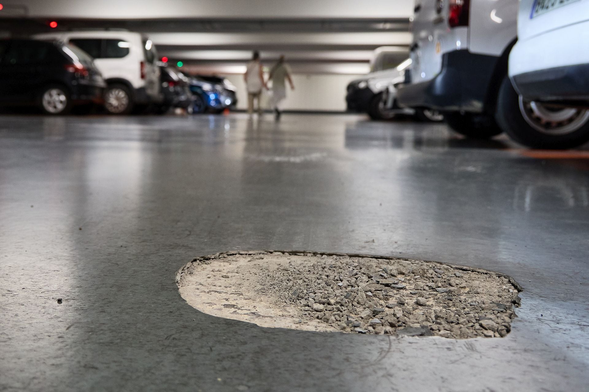 FOTOS | Baches en el parking de la Plaza de la Reina de Valencia