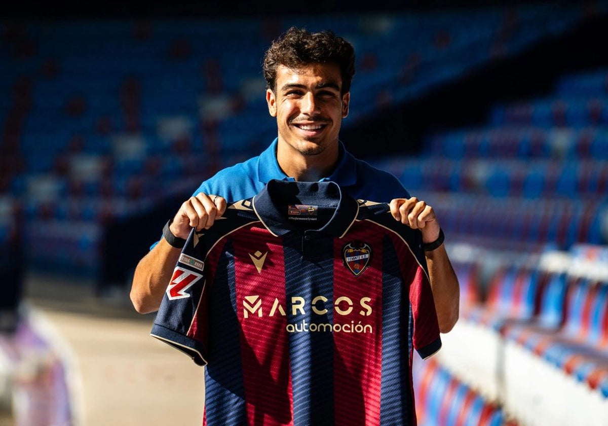 Manu Sánchez posa con la camiseta del Levante.