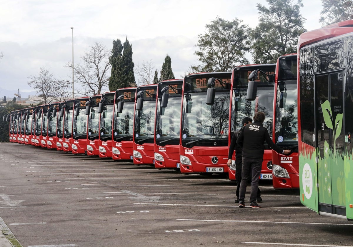 Algunos de los autobuses de la EMT de Valencia
