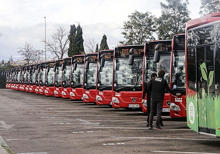 Algunos de los autobuses de la EMT de Valencia