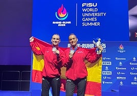 Maia Llácer e Irene Ros posan con la medalla de plata.