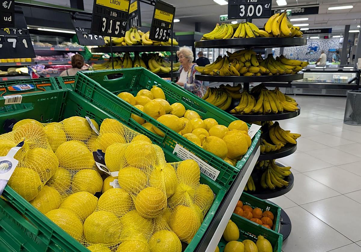 Stand de limones de la sección de frutas y hortalizas del Mercadona.