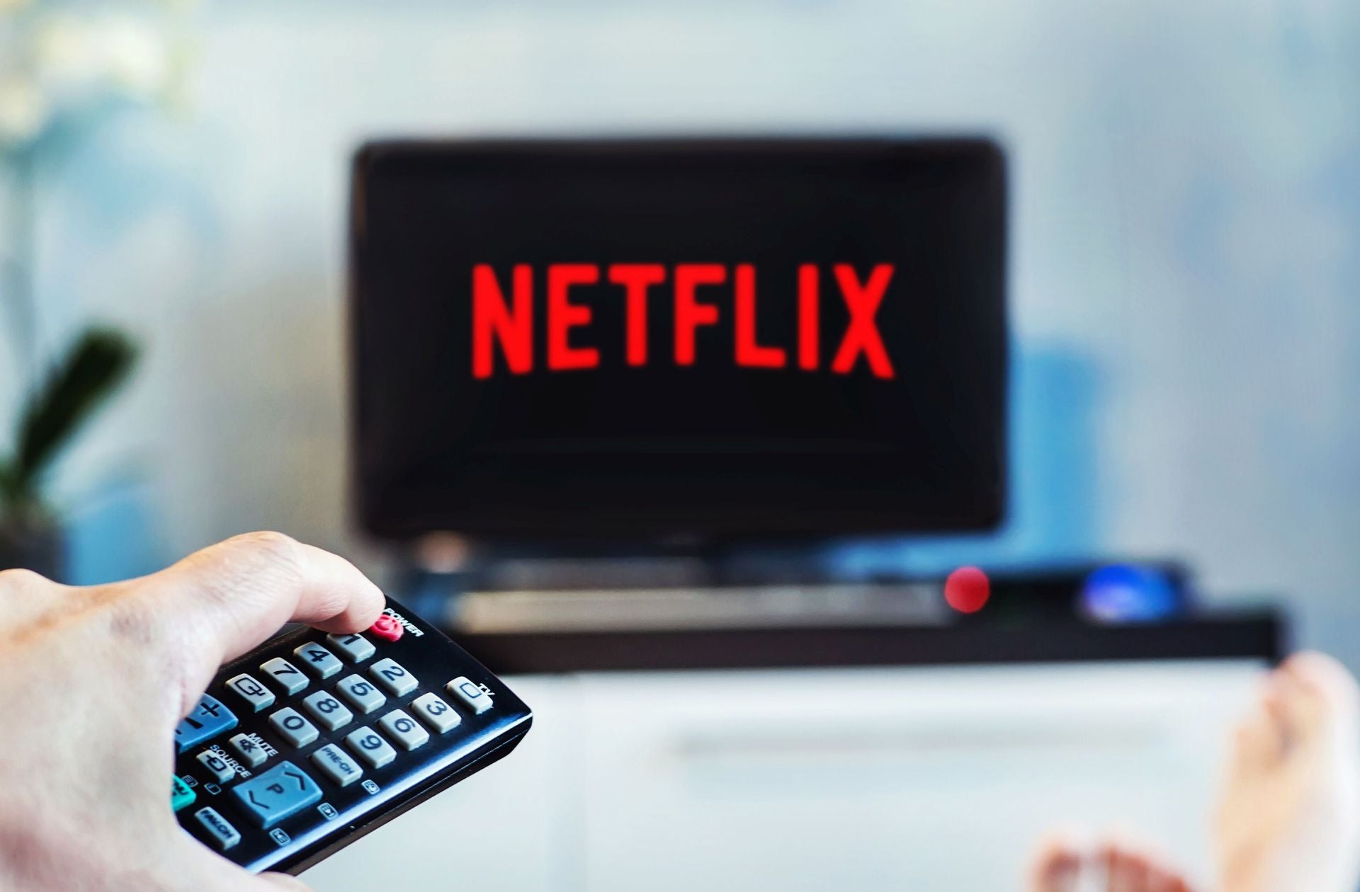 Un joven se dispone a usar Netflix en su televisor.