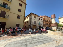 Niños caminan por una calle de Torrebaja, en el Rincón de Ademuz.