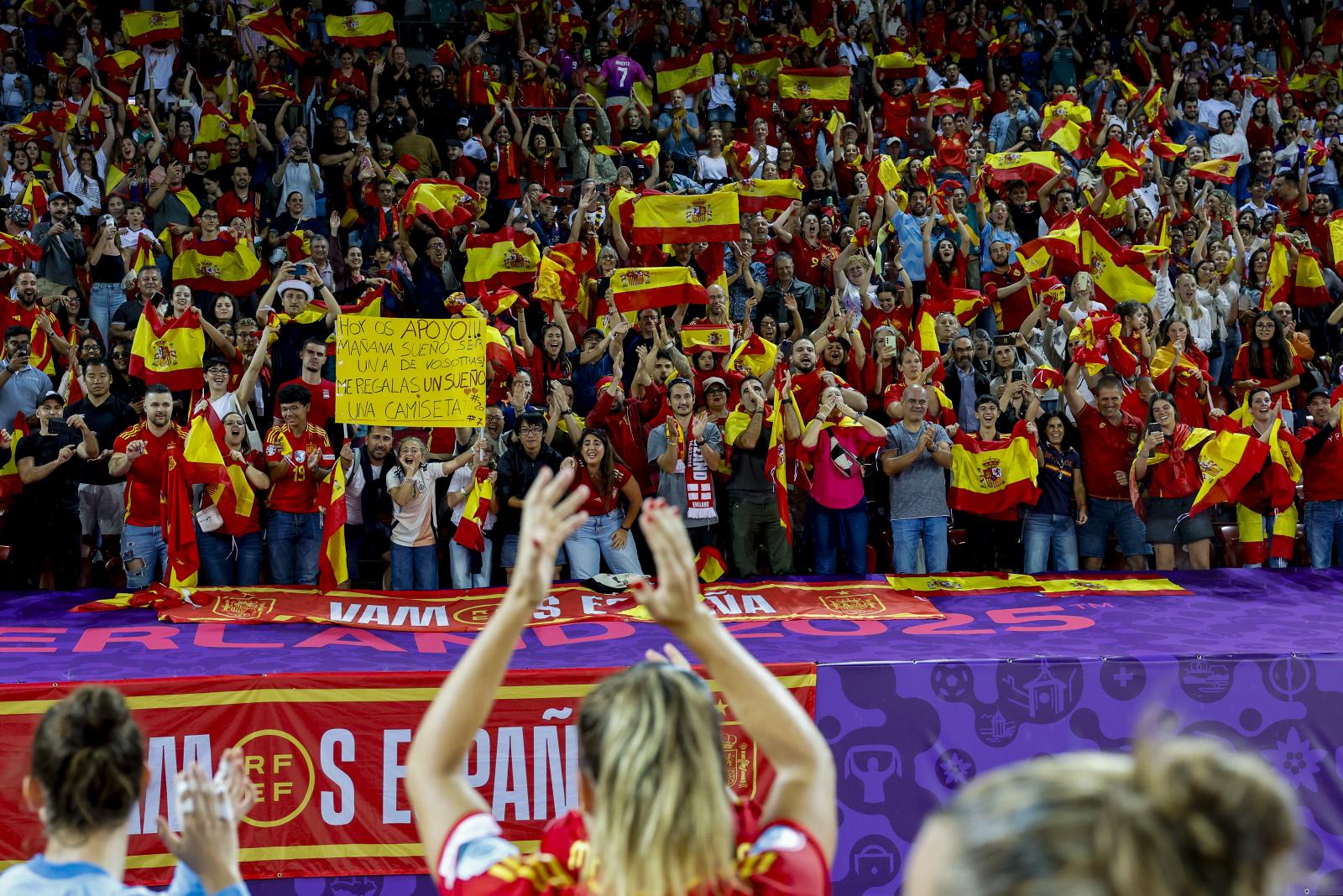 Aficionados de la Selección Española aplauden a las judadores tras la victoria ente Alemania.