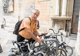 Ribó ata su bicicleta, su medio de transporte favorito.