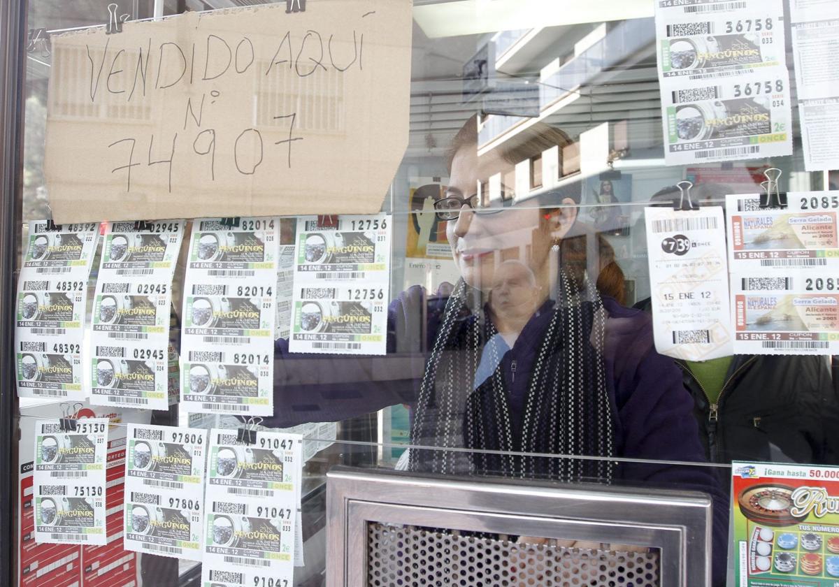 Venta de cupones, en un quiosco de la ONCE. Imagen de archivo.