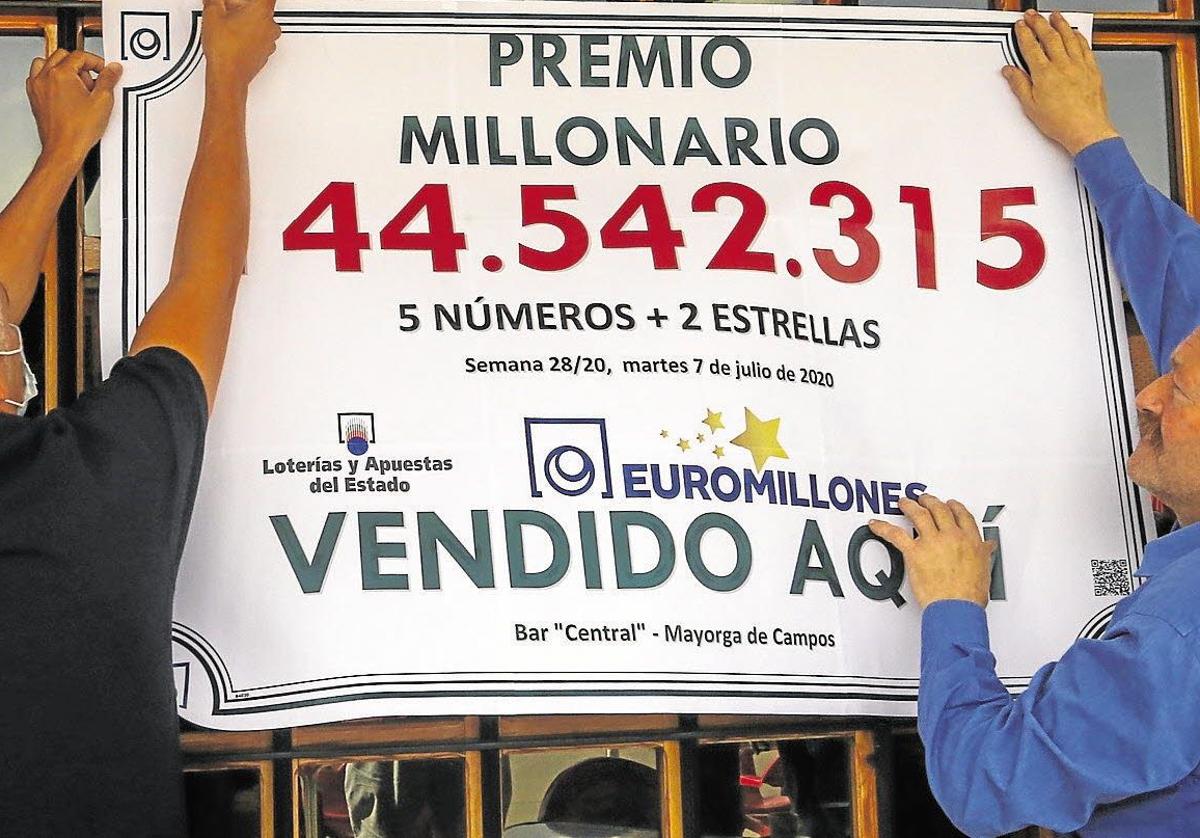 Una pareja de ganadores de un premio millonario de Euromillones. Imagen de archivo.