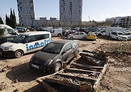 Coches arrastrados por la dana en La Torre.