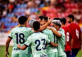 La plantilla celebra tras el gol en el Pinilla
