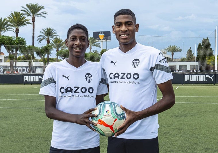 Arteta bromea con el hermano de Mosquera, que juega en el Valencia