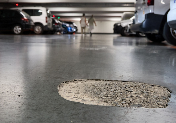 Daños del suelo de la segunda planta del parking de la plaza de la Reina.
