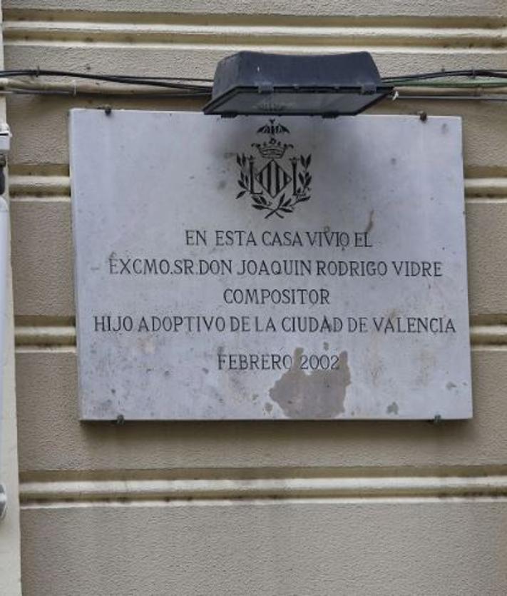 Imagen secundaria 2 - Detalle de la calle de Sorní, donde vivió el maestro Rodrigo, autor del 'Concierto de Aranjuez'.
