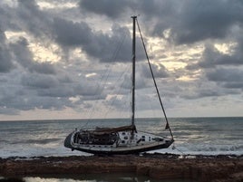 El velero encallado en el Primer Muntanyar.