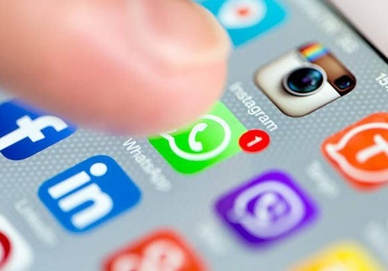 Notificación de WhatsApp en una imagen de archivo.