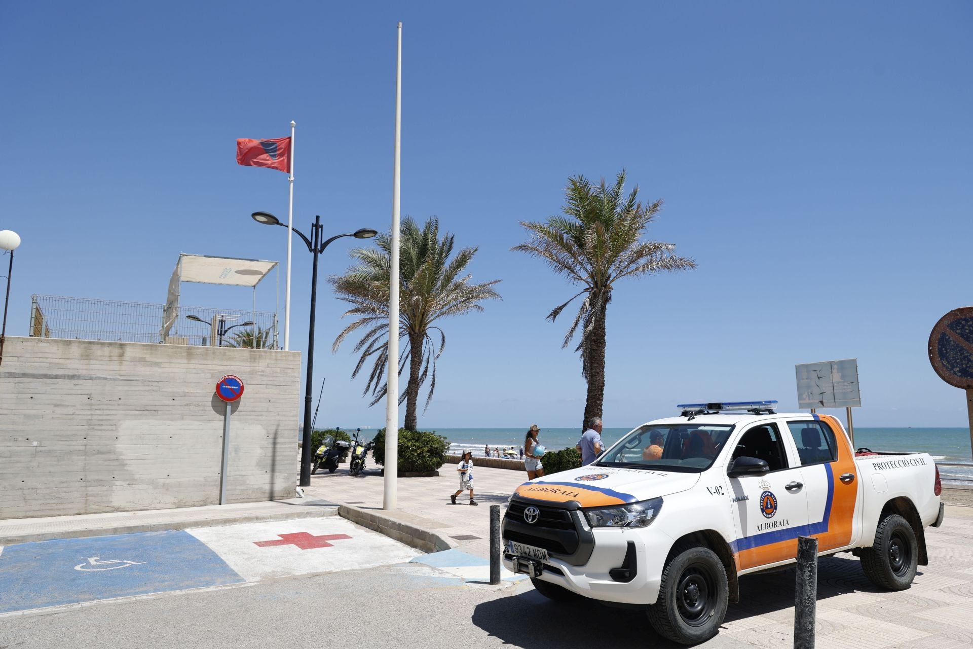 Fotos: Una playa de Port Saplaya estará cerrada varios días por contaminación