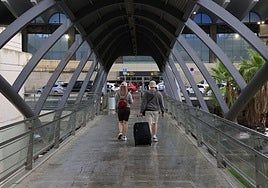 Dos pasajeros se dirigen a una de las entradas del aeropuerto de Valencia, escenario del incidente.